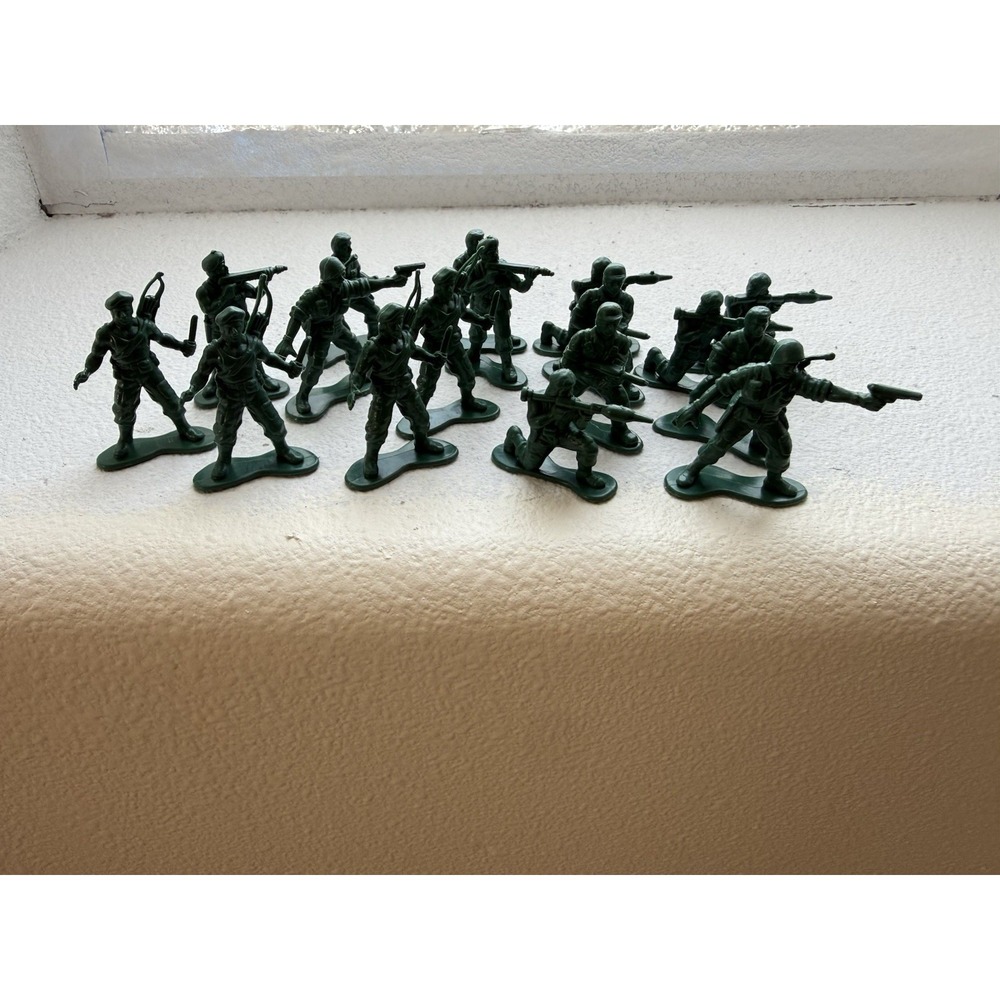 Vintage ARCO Army Men Lot of 17. Read Description.